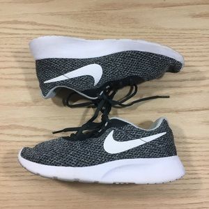 Nike tanjun SE black grey sneaker